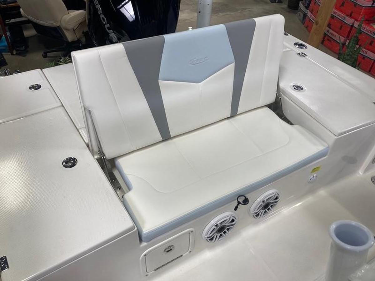 2025 Robalo 226 Cayman