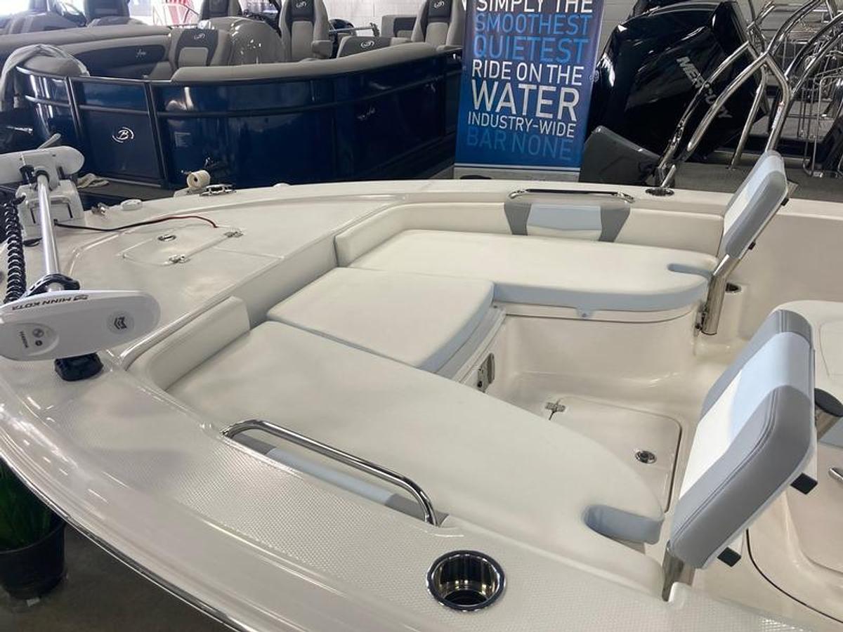 2025 Robalo 226 Cayman