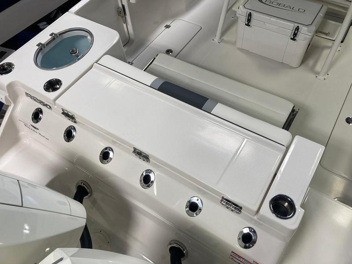 2024 Robalo R250