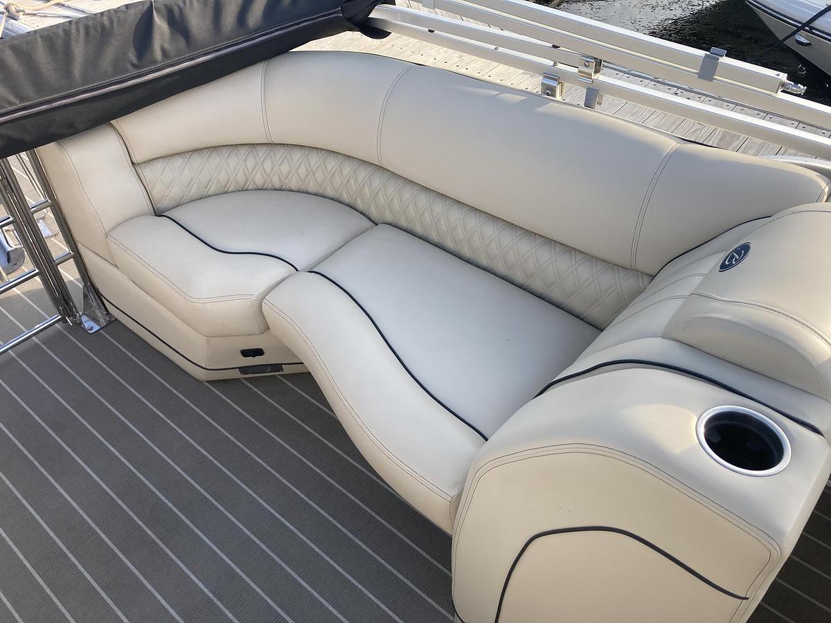 Used 2019  Barletta Boats Lusso 25 QCSS