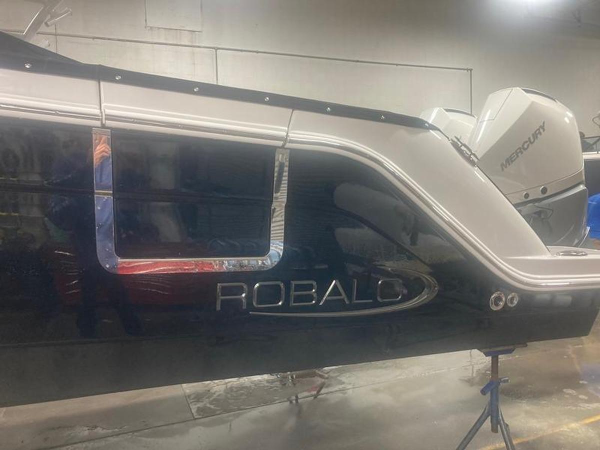 2024 Robalo R317