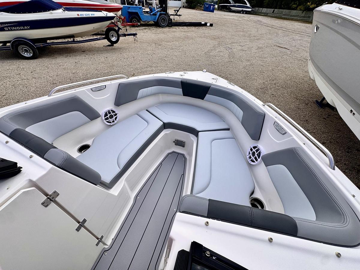 2027 Chaparral 23 SSi