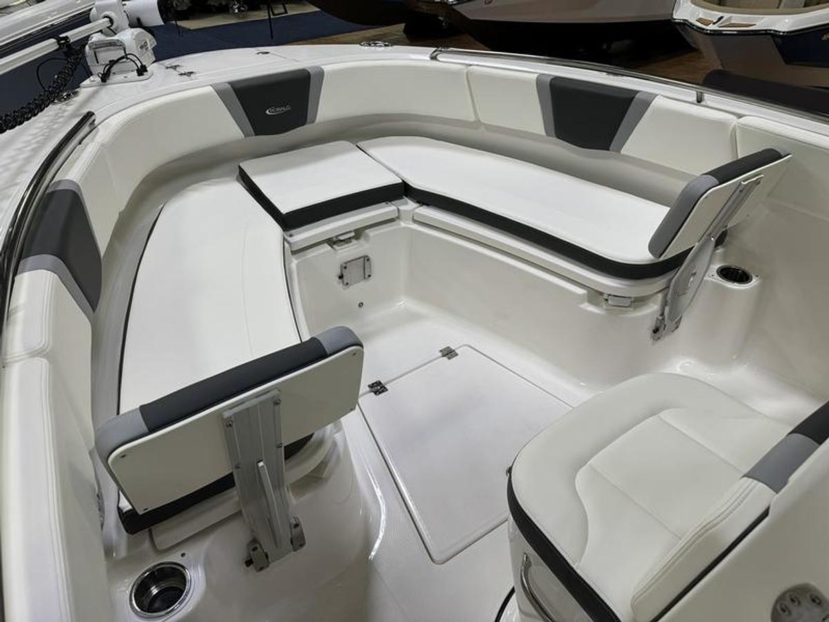 2024 Robalo R250