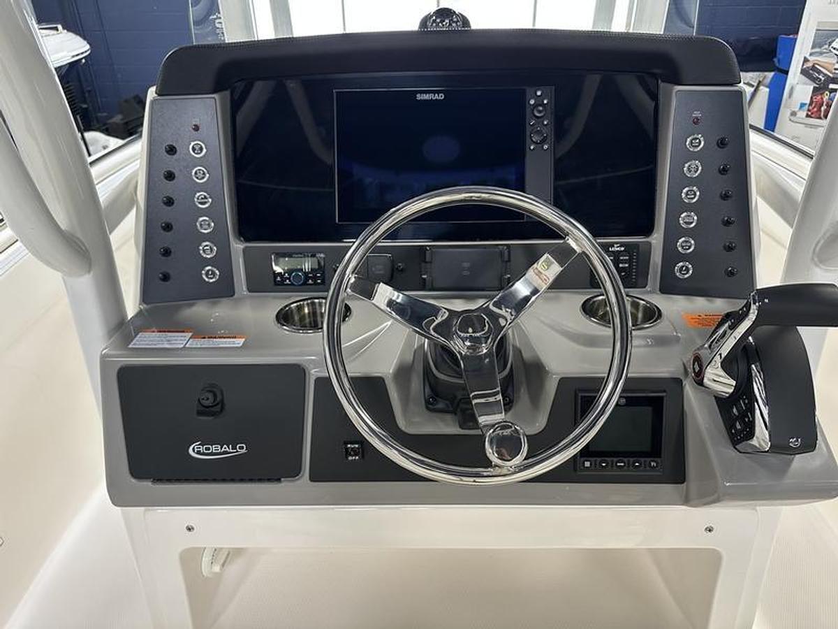 2025 Robalo R230