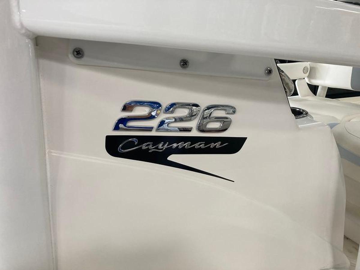 2025 Robalo 226 Cayman
