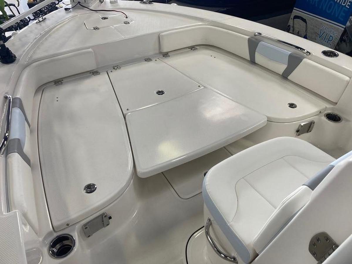 2025 Robalo 226 Cayman