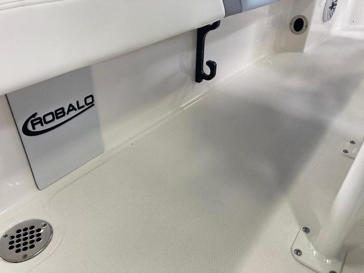2025 Robalo 226 Cayman