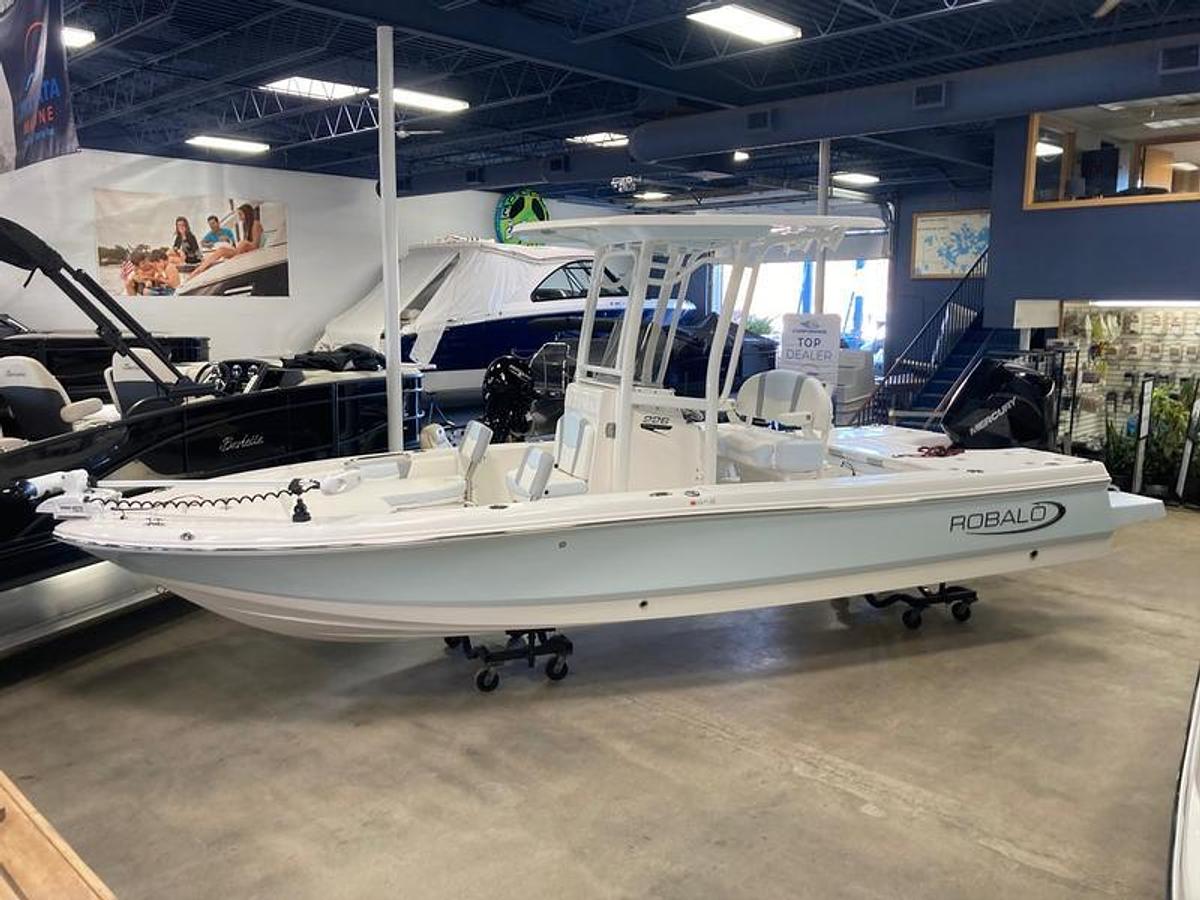 2025 Robalo 226 Cayman