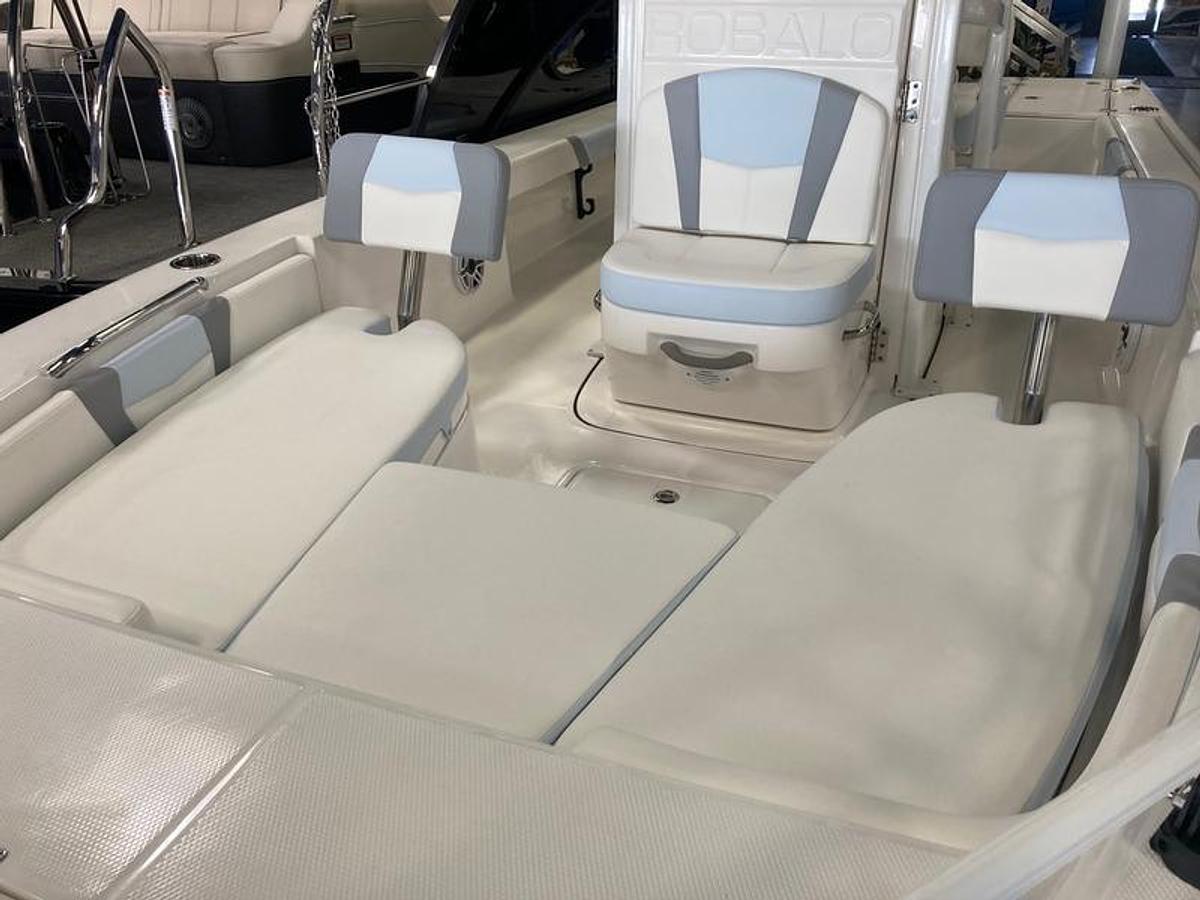 2025 Robalo 226 Cayman