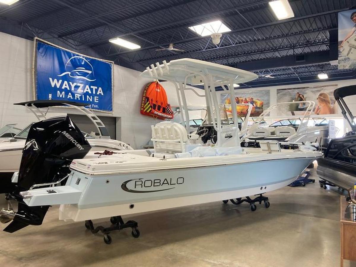 2025 Robalo 226 Cayman
