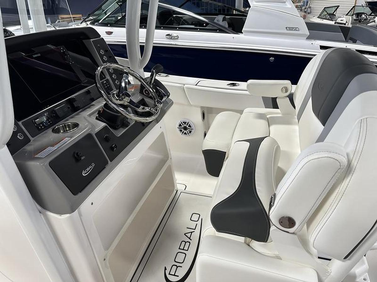 2025 Robalo R230