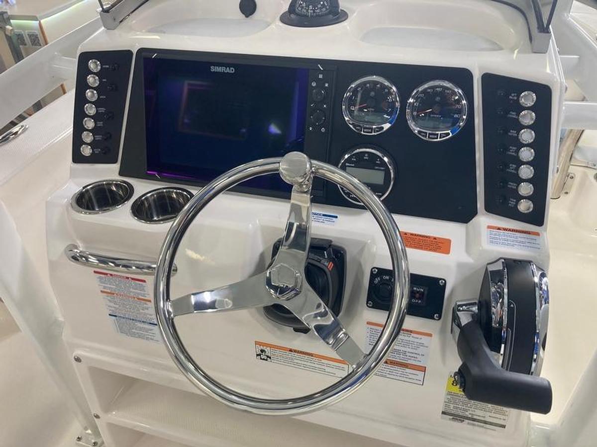 2025 Robalo 226 Cayman