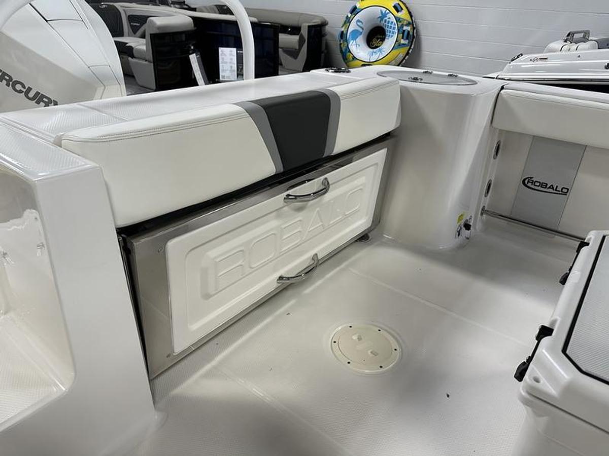 2025 Robalo R230