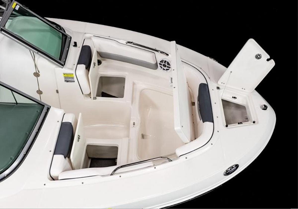 Used 2027 Robalo R207
