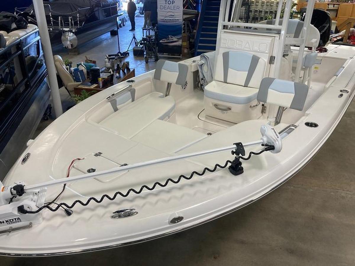 2025 Robalo 226 Cayman