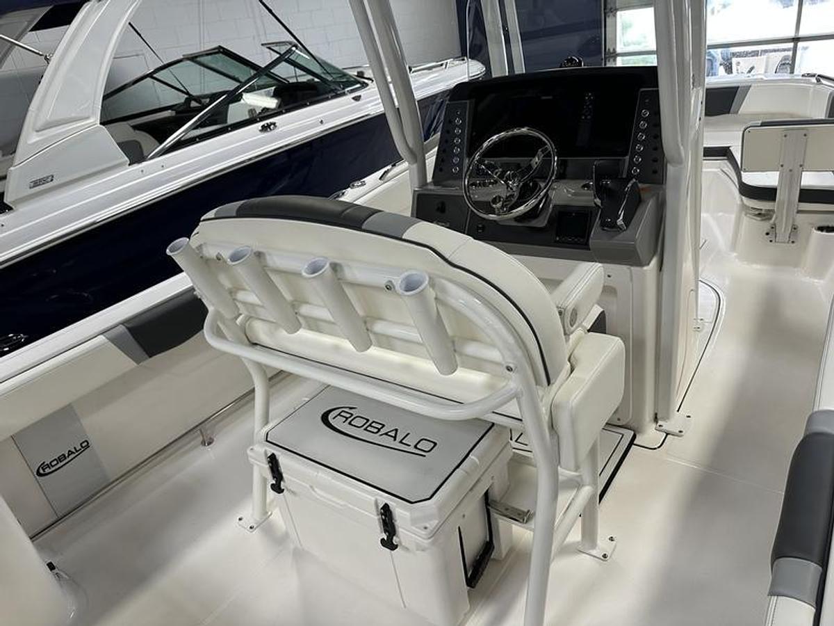 2025 Robalo R230