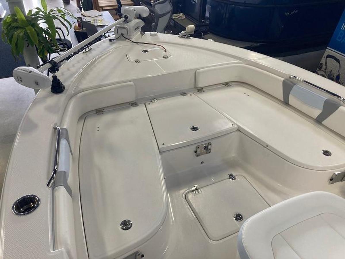 2025 Robalo 226 Cayman