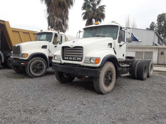 2004 MACK CV713