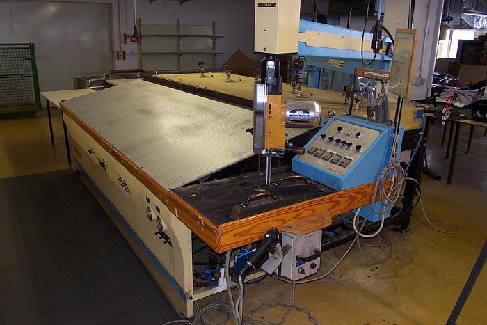 Gebraucht Dämpf- u. Zuschneidemaschine STIPAC Mod. D 105 220 cm