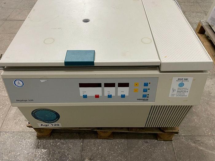 Used 10 x Heraeus laboratory centrifuges : Megafuge and Biofuge with many accessories