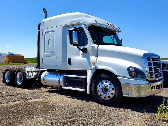 Used 2017 Freightliner Cascadia Truck w/ Sleeper