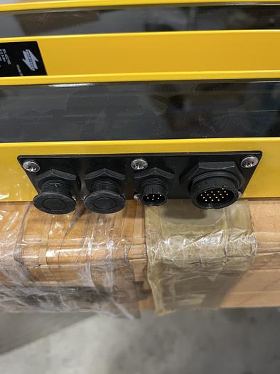 NEW-SMARTSCAN MODEL 083M1204 LIGHT CURTAIN SET, TRANSMITTER AND RECEIVER ABOUT 50" IN LENGTH