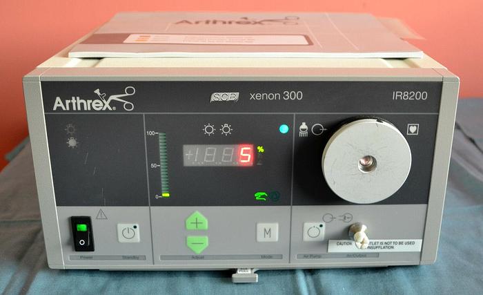 Used Arthrex IR8200 Light Source with Low 103 hours Lamp 300W