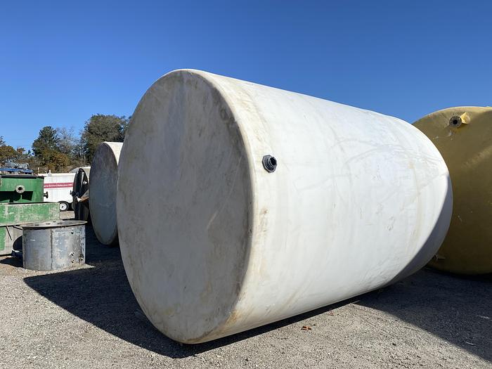 Used Used R3 7800 gallon vertical poly tank