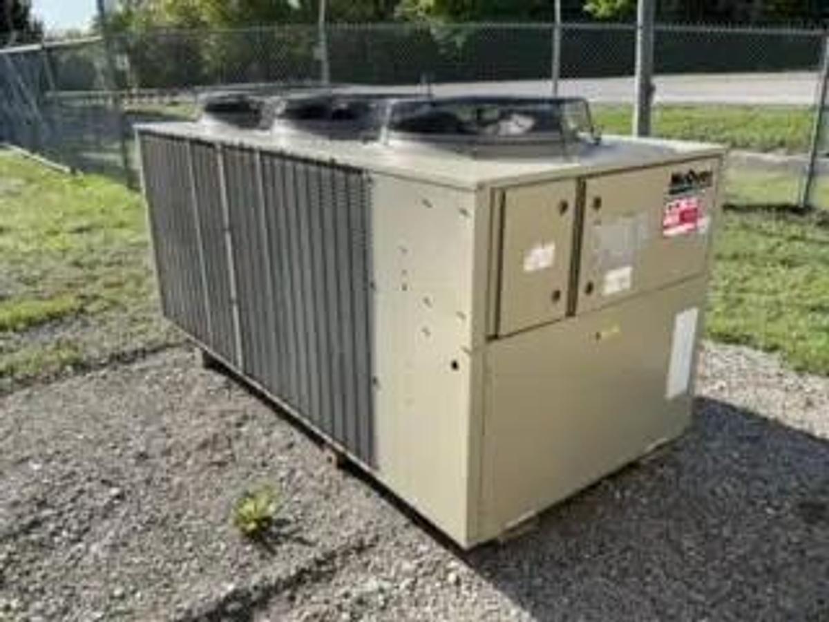 Used CARRIER- Used 110 Ton Air Cooled Chiller