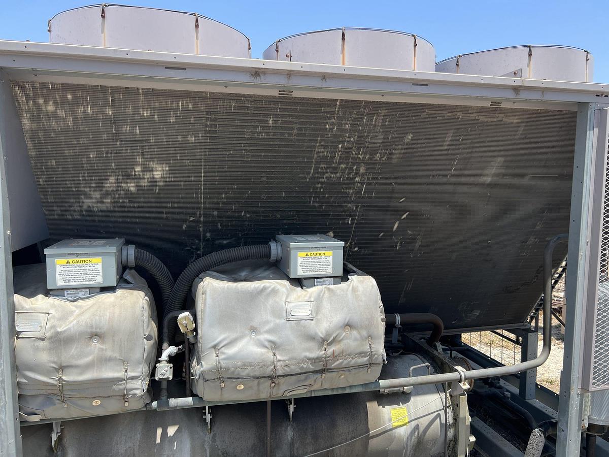 Used CARRIER – 225 Ton Air Cooled Chiller