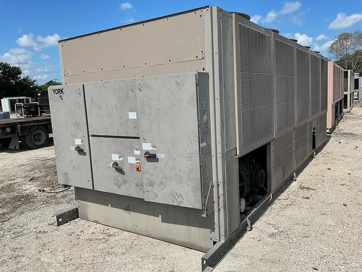 Used YORK – 200 Ton High Efficiency Air Cooled Chiller