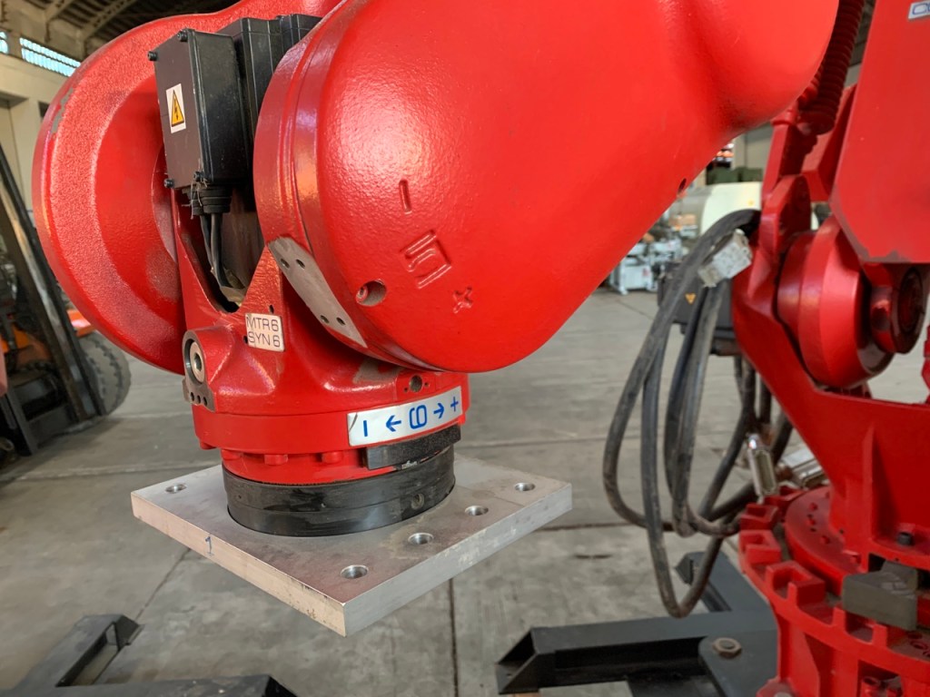 Usato 2003 Robot manipolatore marca Comau modello SMART H5 XL