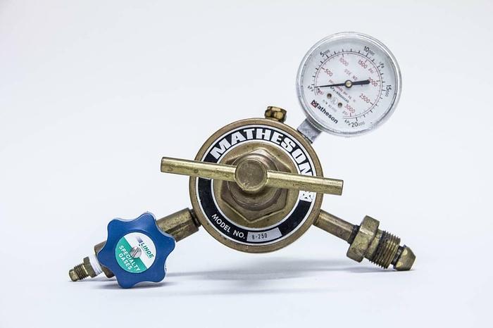 Used Matheson 8-250 Helium Nitrogen Regulator 3000 PSIG CGA 580 Male Pigtail (3767)