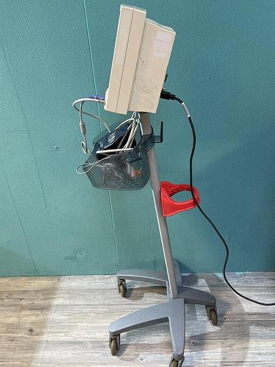 Used Datascope Accutorr Plus Patientenmonitor auf Trolley mit Blutdruckmanschette und SpO2 Fingersensor