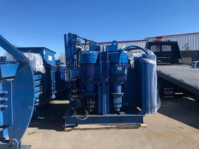 Used INTERNATIONAL HORIZONTAL BALER