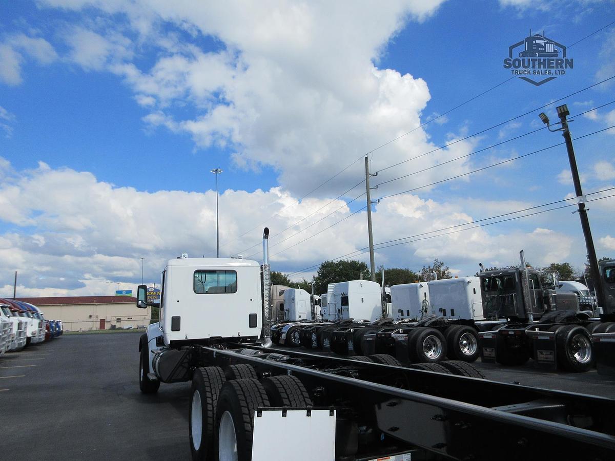 2025 KENWORTH T880