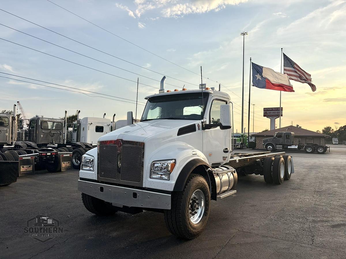 2025 KENWORTH T880