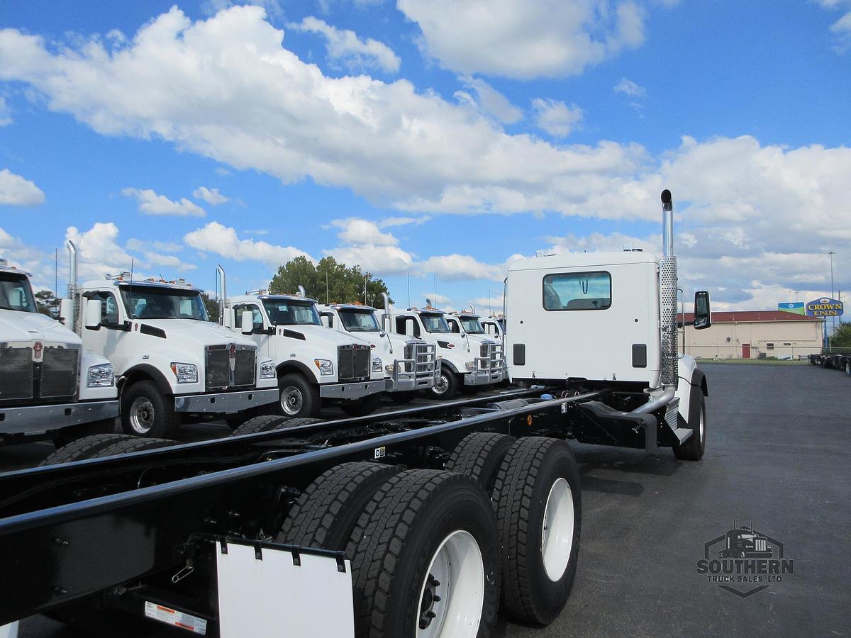 2025 KENWORTH T880
