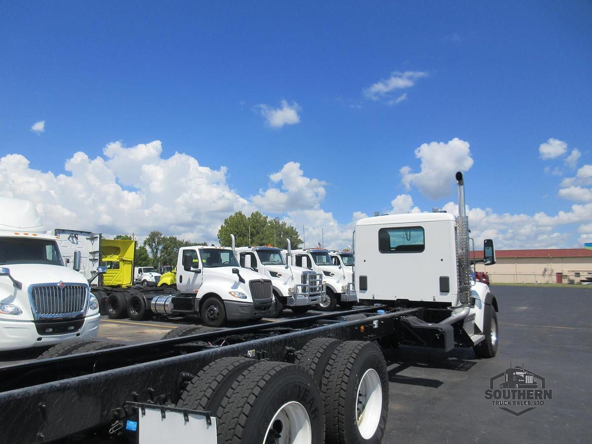 2025 KENWORTH T880
