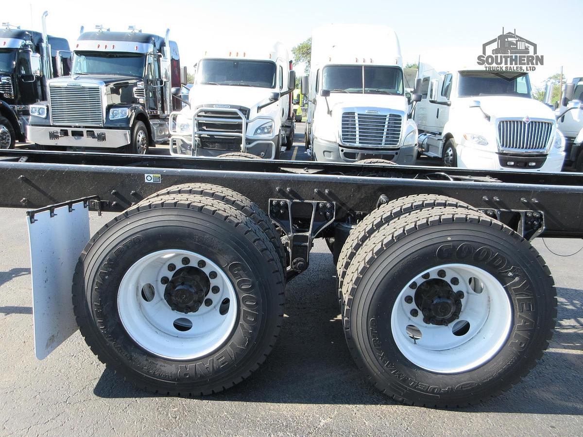 2025 KENWORTH T880