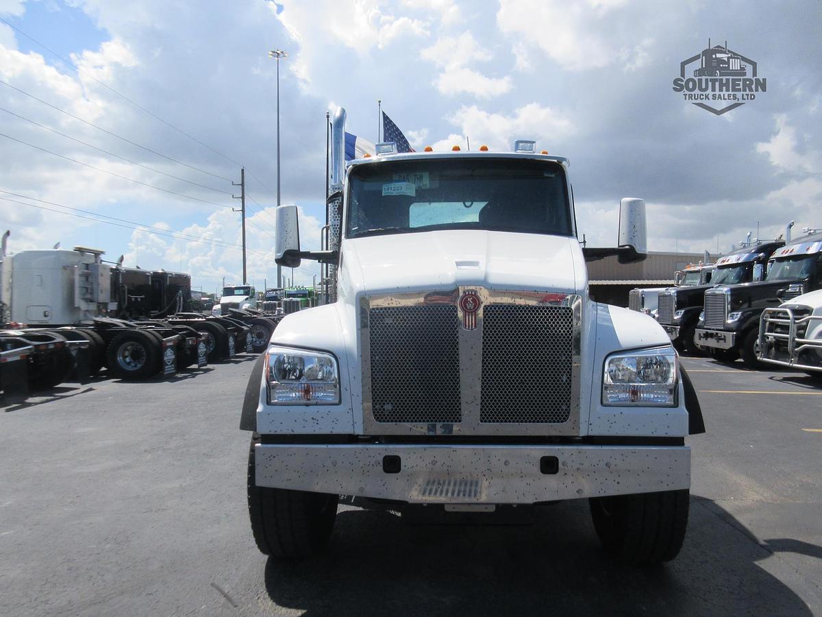 2025 KENWORTH T880