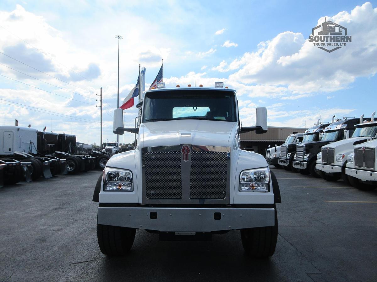 2025 KENWORTH T880