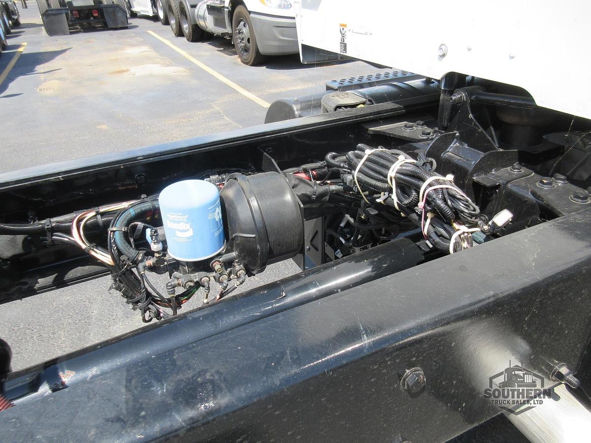 2025 KENWORTH T880