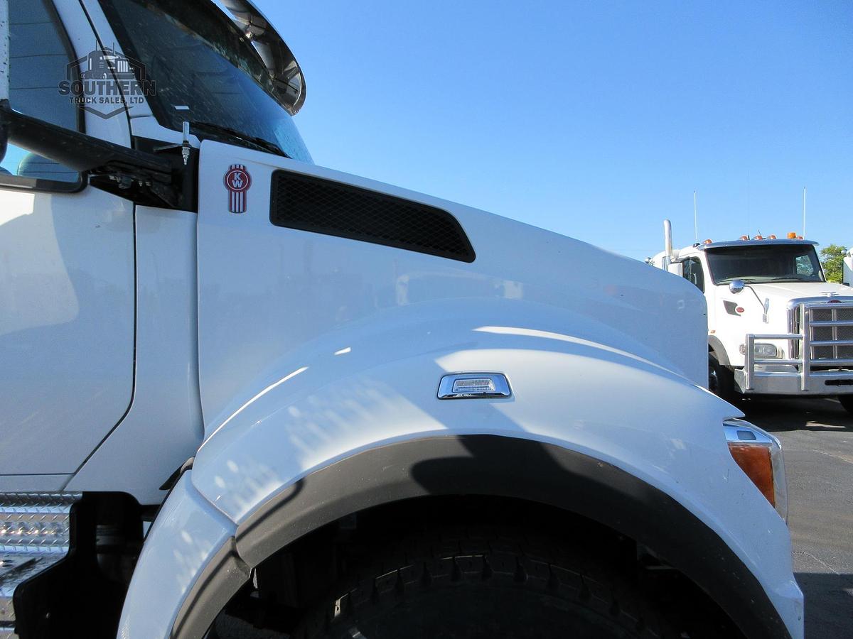 2025 KENWORTH T880