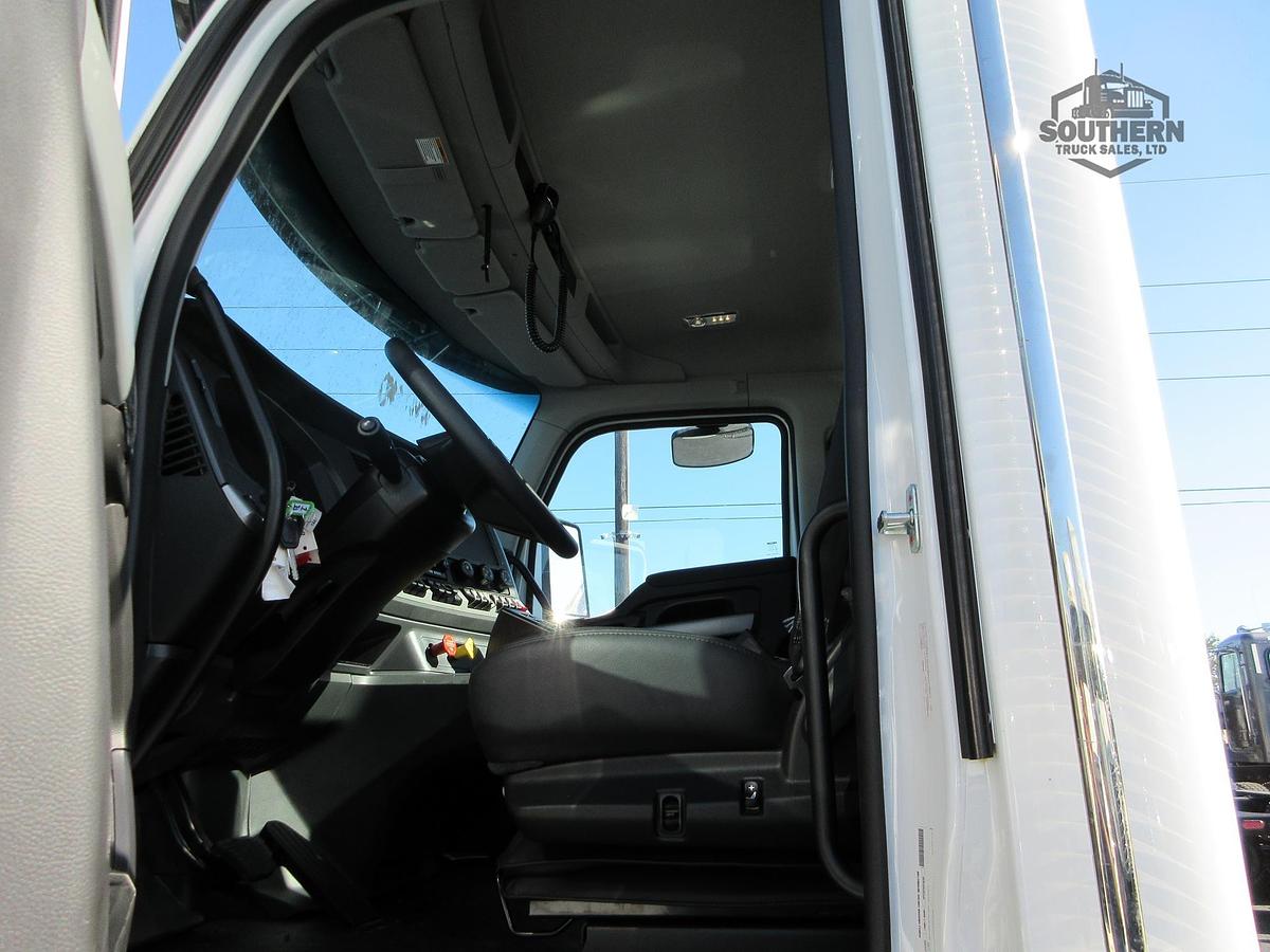 2025 KENWORTH T880