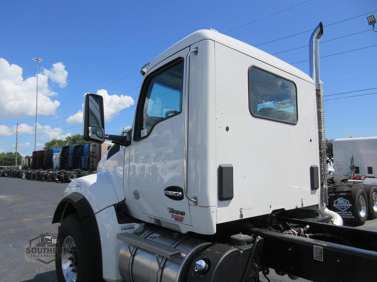2025 KENWORTH T880