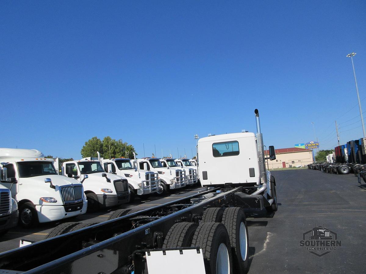 2025 KENWORTH T880