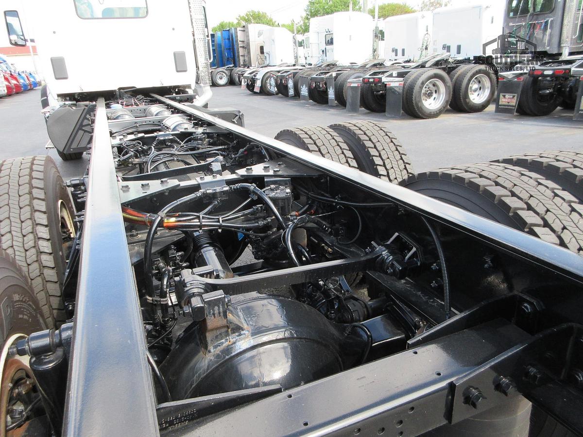2025 KENWORTH T880