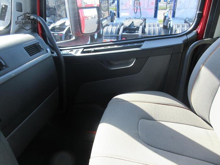 Used 2020 VOLVO VNR64T300