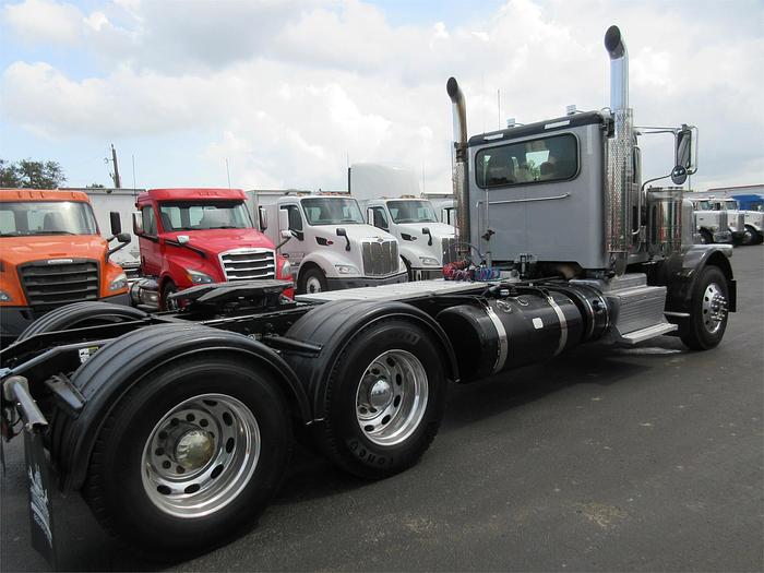 Used 2015 PETERBILT 389